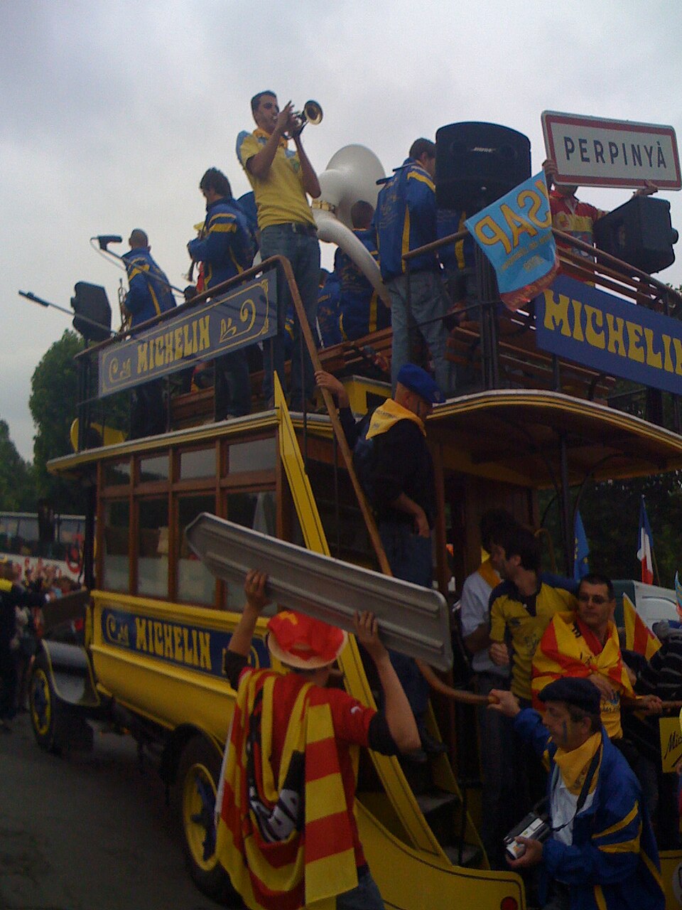 Illustration: Non-Verbal Communication: Hand Signals and Body Language Illustration: Non-Verbal Communication: Hand Signals and Body Language